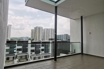 Corner 3 storey Villa Citrine Cristal serin residence Cyberjaya