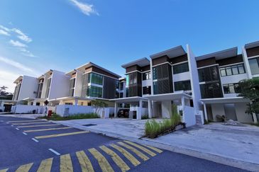 Best Buy 3 Storey Villa Citrine, Cristal serin residence Cyberjaya