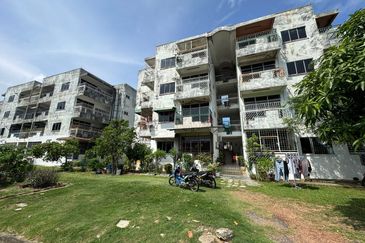 Best buy ⭐ 4 storey apartment building, jalan seaview 13, nam hai teng melaka town