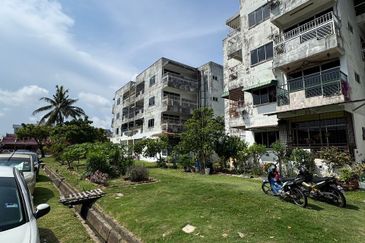 Best buy ⭐ 4 storey apartment building, jalan seaview 13, nam hai teng melaka town