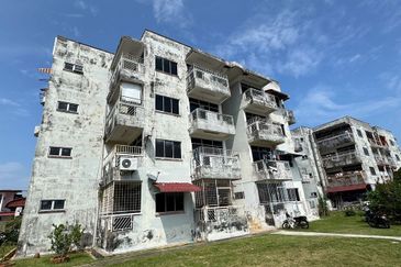 Best buy ⭐ 4 storey apartment building, jalan seaview 13, nam hai teng melaka town