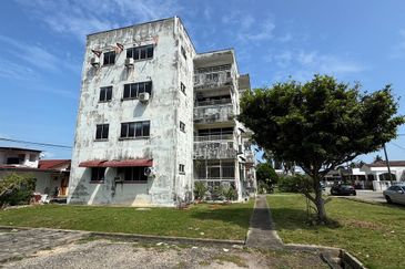 Best buy ⭐ 4 storey apartment building, jalan seaview 13, nam hai teng melaka town