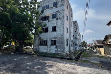 Best buy ⭐ 4 storey apartment building, jalan seaview 13, nam hai teng melaka town