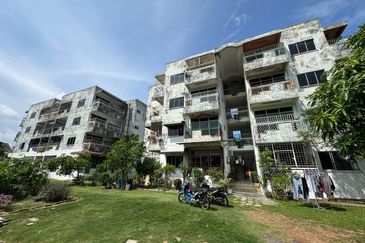 Best buy ⭐ 4 storey apartment building, jalan seaview 13, nam hai teng melaka town