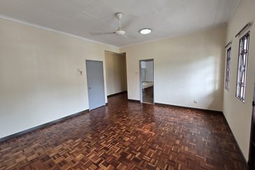 Beautiful Home Gated Guarded Strategic Location Freehold