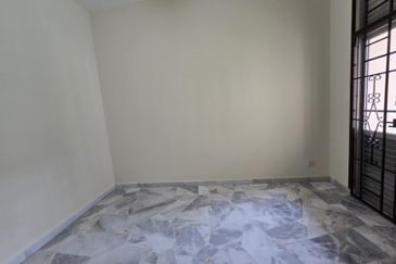 Beautiful Home Gated Guarded Strategic Location Freehold