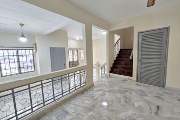 Beautiful Home Gated Guarded Strategic Location Freehold