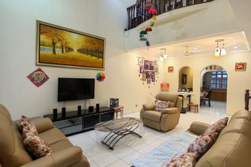 Beautiful 2.5 Storey Home Renovated Extended Well Kept House