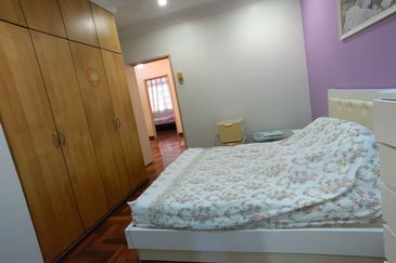 Beautiful 2.5 Storey Home Renovated Extended Well Kept House