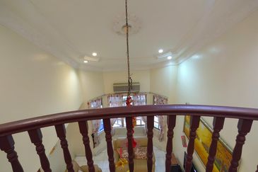 Beautiful 2.5 Storey Home Renovated Extended Well Kept House