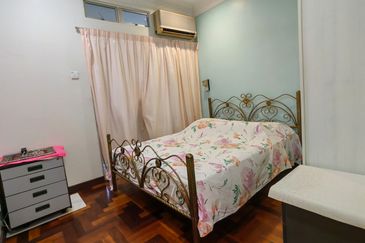 Beautiful 2.5 Storey Home Renovated Extended Well Kept House