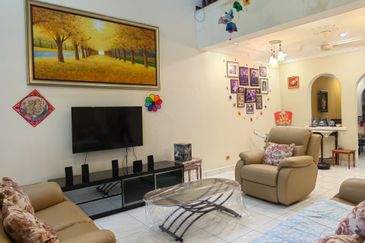 Beautiful 2.5 Storey Home Renovated Extended Well Kept House