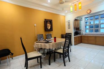 Beautiful 2.5 Storey Home Renovated Extended Well Kept House