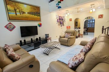 Beautiful 2.5 Storey Home Renovated Extended Well Kept House