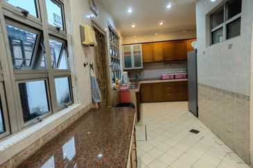 Beautiful 2.5 Storey Home Renovated Extended Well Kept House