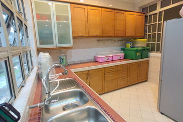 Beautiful 2.5 Storey Home Renovated Extended Well Kept House