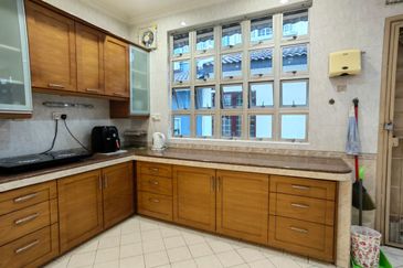 Beautiful 2.5 Storey Home Renovated Extended Well Kept House