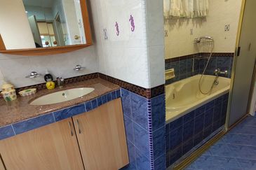 Beautiful 2.5 Storey Home Renovated Extended Well Kept House