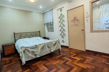 Beautiful 2.5 Storey Home Renovated Extended Well Kept House