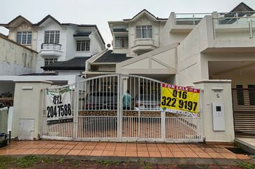 Beautiful 2.5 Storey Home Renovated Extended Well Kept House