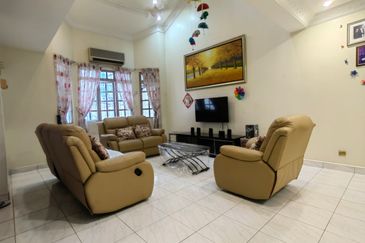 Beautiful 2.5 Storey Home Renovated Extended Well Kept House