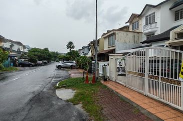 Beautiful 2.5 Storey Home Renovated Extended Well Kept House