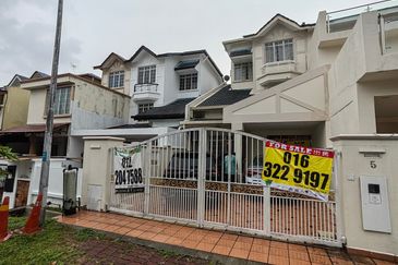 Beautiful 2.5 Storey Home Renovated Extended Well Kept House