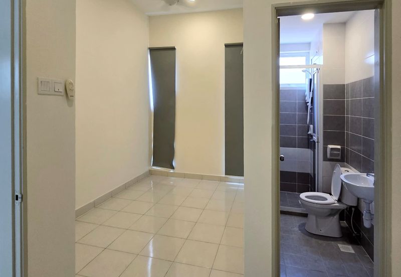 Value Buy Property Top Floor with Golf View Walking To UTAR Freehold