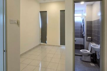 Value Buy Property Top Floor with Golf View Walking To UTAR Freehold