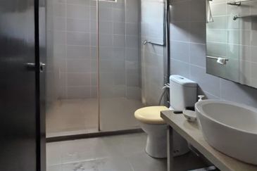 Beautiful Semi-D At Hillside Strategic Location Freehold