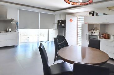 Beautiful Semi-D At Hillside Strategic Location Freehold