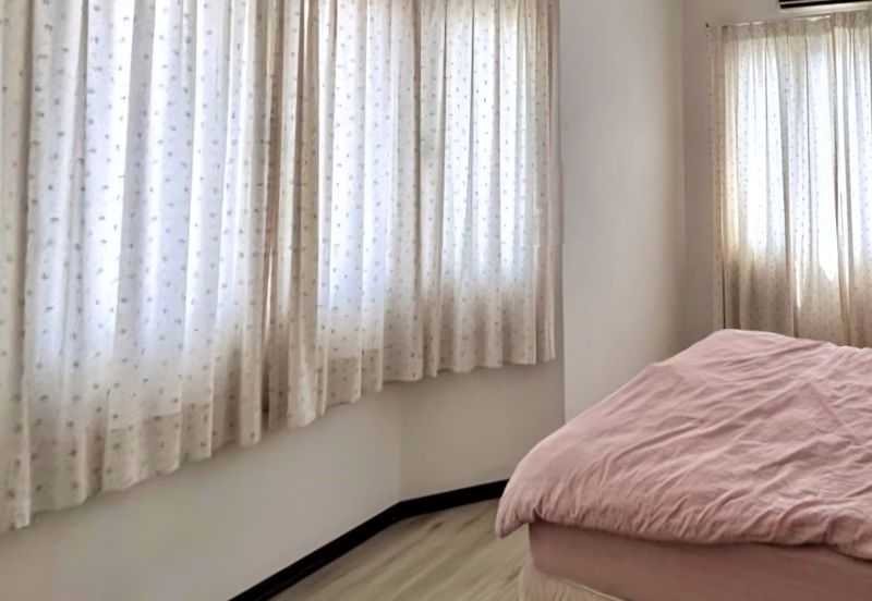 Beautiful Semi-D At Hillside Strategic Location Freehold