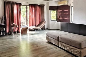 Beautiful Semi-D At Hillside Strategic Location Freehold