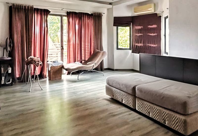 Beautiful Semi-D At Hillside Strategic Location Freehold