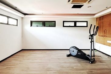 Beautiful Semi-D At Hillside Strategic Location Freehold