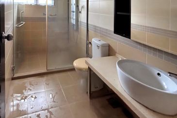 Beautiful Semi-D At Hillside Strategic Location Freehold