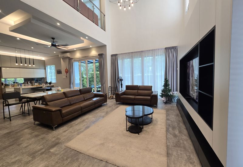 Lakefront Villa