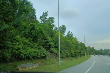 Residential Land Puncak Alam next to road side