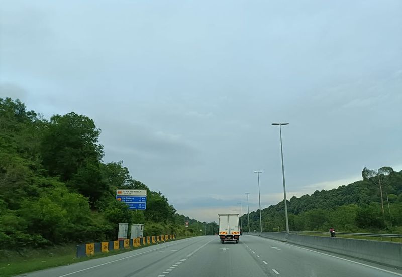 Residential Land Puncak Alam next to road side