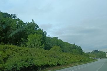 Residential Land Puncak Alam next to road side