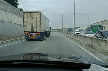 Residential Land Puncak Alam next to road side