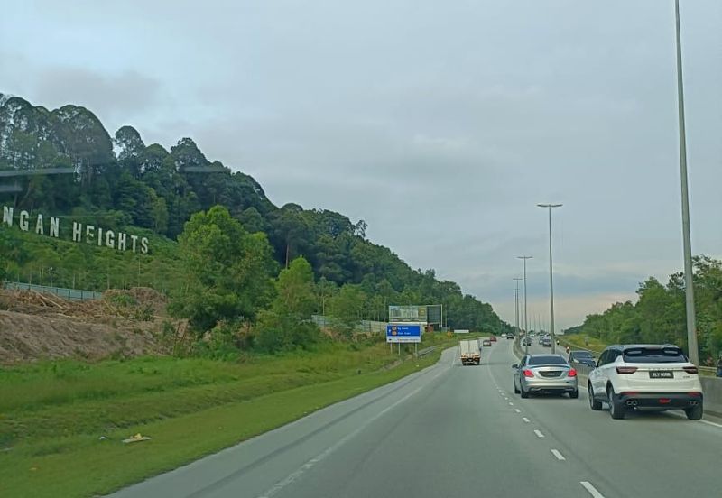 Residential Land Puncak Alam next to road side