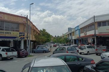 Puchong Bandar Puteri 5 shop 1.5 storey, busy and mature area