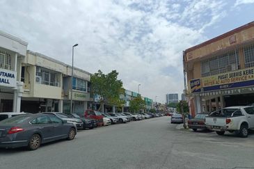 Puchong Bandar Puteri 5 shop 1.5 storey, busy and mature area