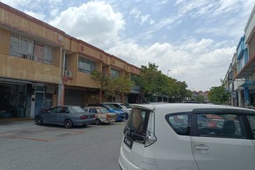 Puchong Bandar Puteri 5 shop 1.5 storey, busy and mature area