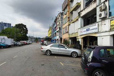 4 storey shop lot facing main road high visibility at Puchong Utama