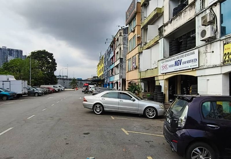 4 storey shop lot facing main road high visibility at Puchong Utama