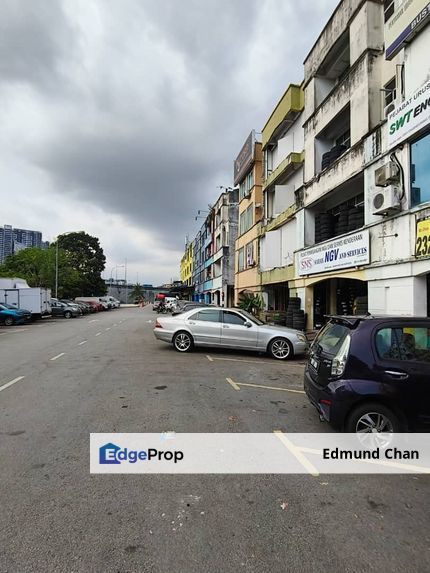 4 storey shop lot facing main road high visibility at Puchong Utama, Selangor, Puchong