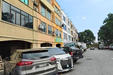 4 storey shop lot facing main road high visibility at Puchong Utama