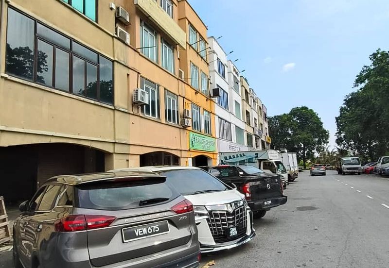 4 storey shop lot facing main road high visibility at Puchong Utama